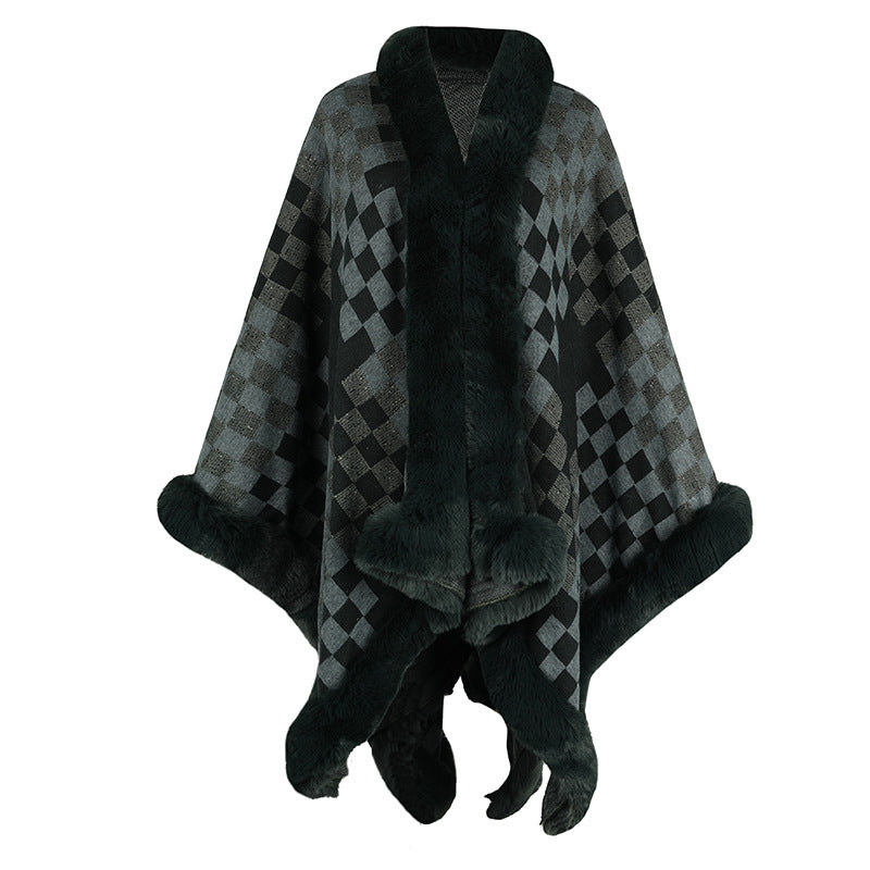 Damer elegant stickad poncho med lyxig konstpälsbesättning och geometriskt mönster Mirla-Eva Jonsson