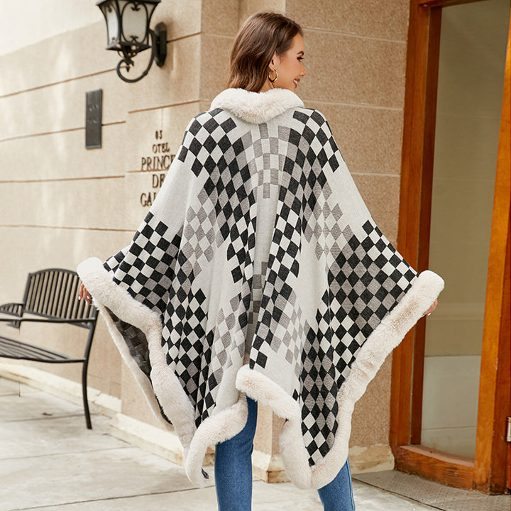 Damer elegant stickad poncho med lyxig konstpälsbesättning och geometriskt mönster Mirla-Eva Jonsson