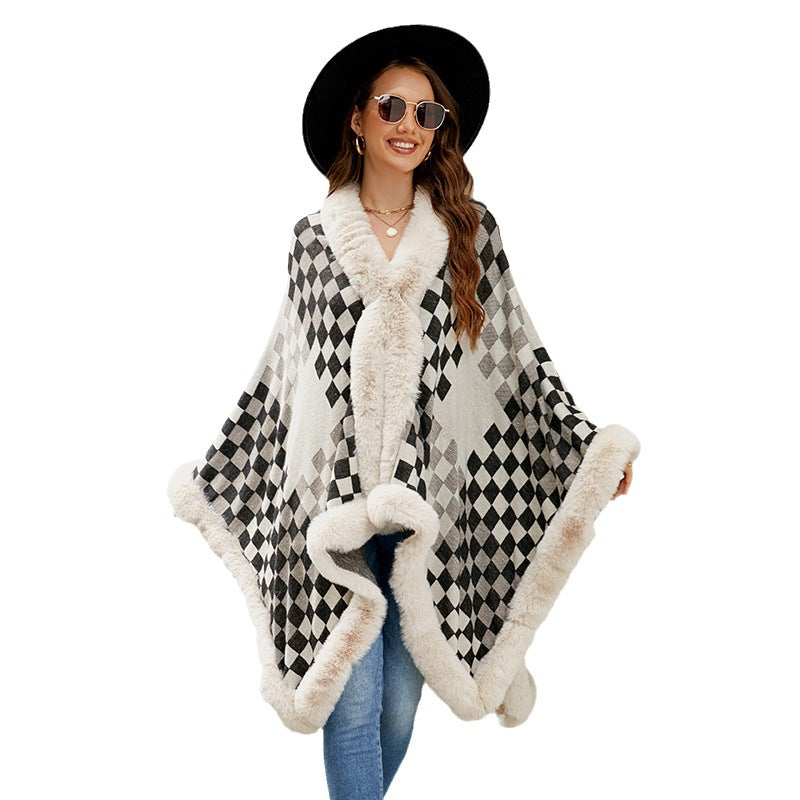 Damer elegant stickad poncho med lyxig konstpälsbesättning och geometriskt mönster Mirla-Eva Jonsson