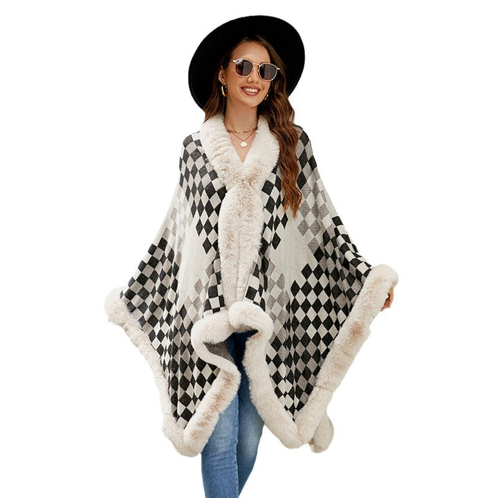Damer elegant stickad poncho med lyxig konstpälsbesättning och geometriskt mönster Mirla-Eva Jonsson