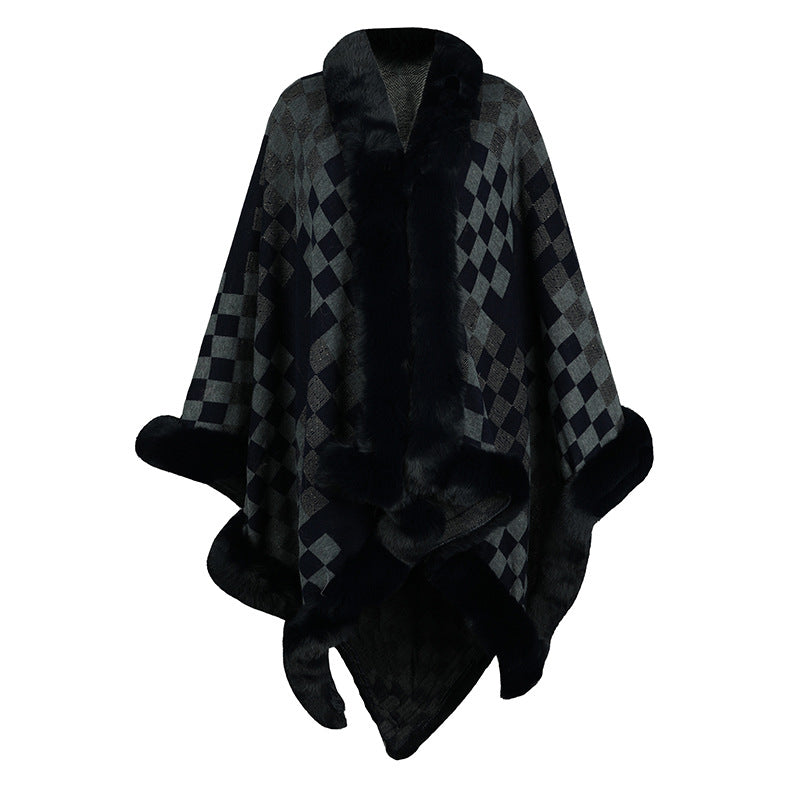 Damer elegant stickad poncho med lyxig konstpälsbesättning och geometriskt mönster Mirla-Eva Jonsson