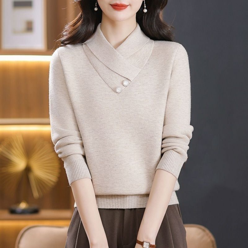 Damer elegant stickad pullover med chic V-hals och dekorativa knappdetaljer Mirla-Eva Jonsson