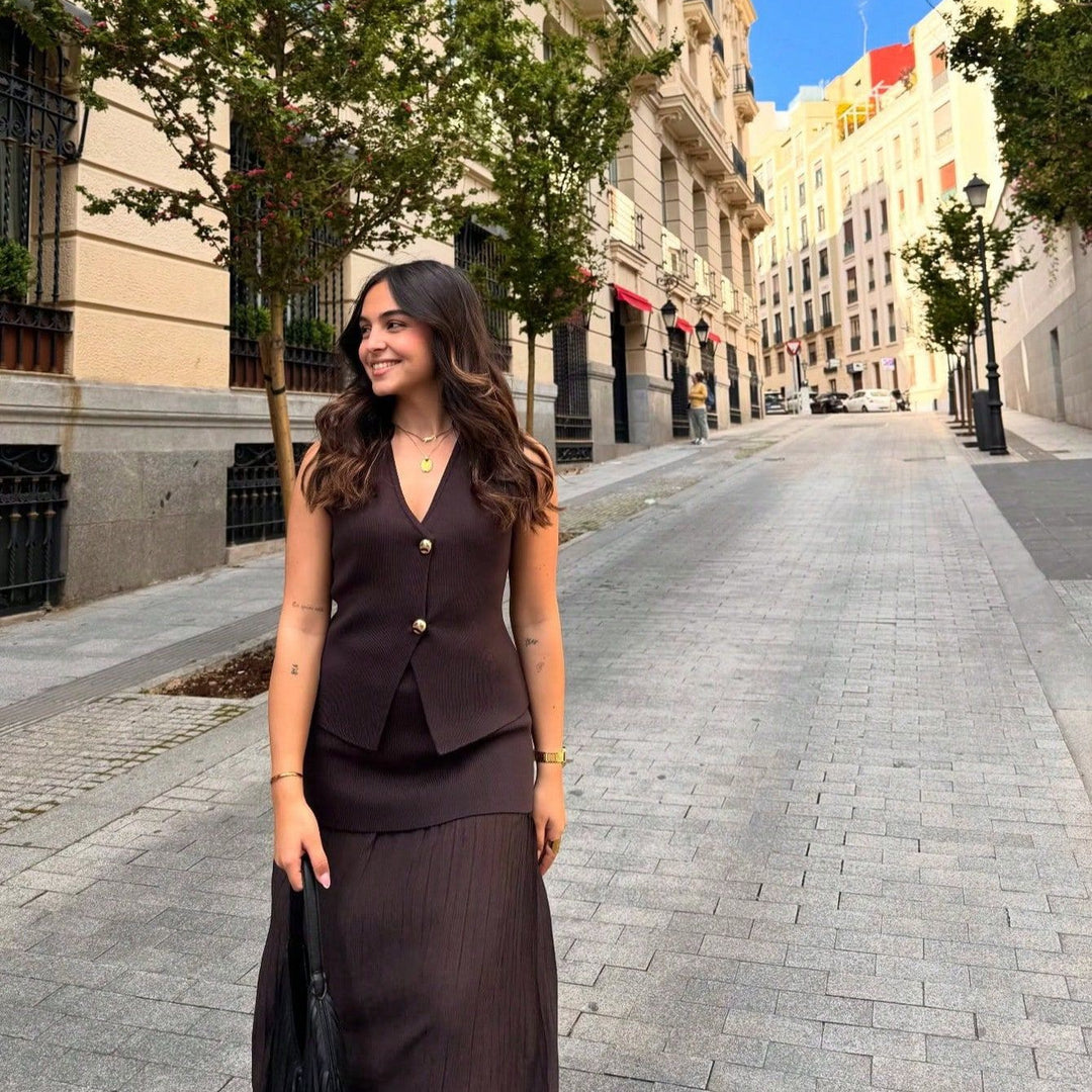 Damer elegant stickad set med asymmetrisk kjol och ärmlös väst Mirla-Eva Jonsson