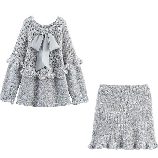 Damer elegant stickad set med volanger och rosett accenter Mirla-Eva Jonsson