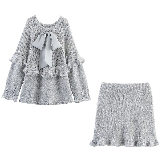 Damer elegant stickad set med volanger och rosett accenter Mirla-Eva Jonsson