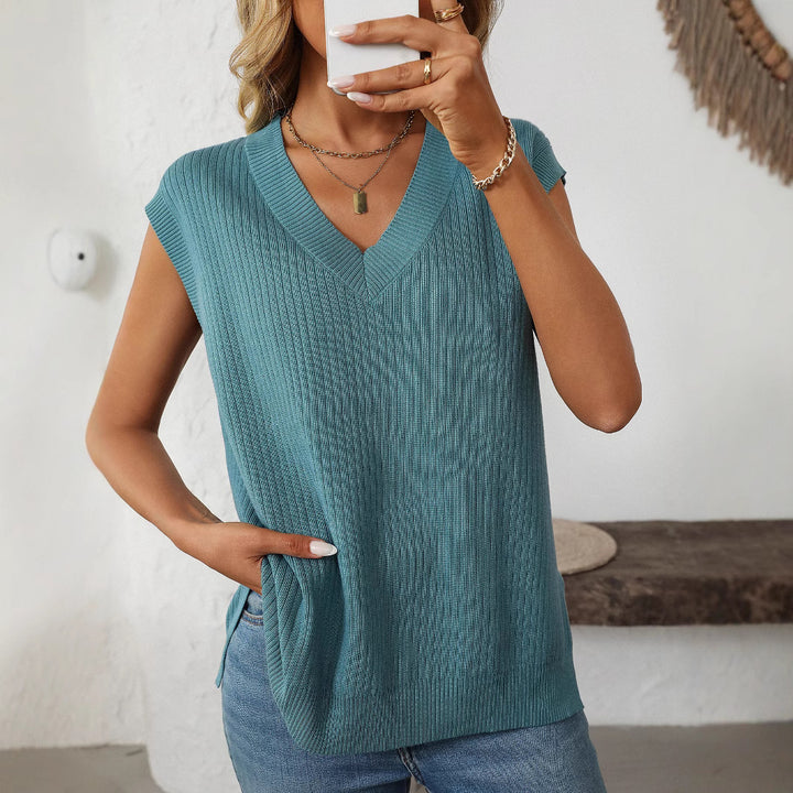 Damer elegant stickad topp med V-ringning och fin ribbstruktur Mirla-Eva Jonsson