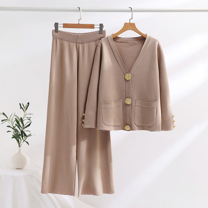 Damer elegant stickat loungeklädesset med vida ben och vackra knappar Mirla-Eva Jonsson