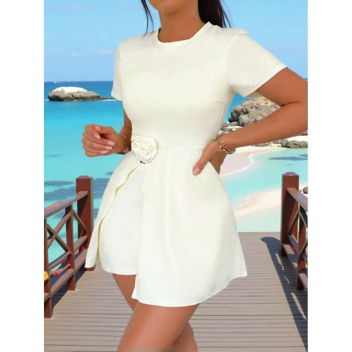 Damer elegant strandklänning med dekorativ blomaccent Mirla-Eva Jonsson