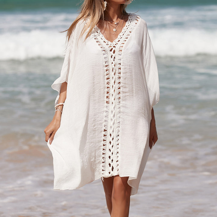 Damer elegant strandponcho med raffinerade virkadetaljer och djup V-urringning Mirla-Eva Jonsson
