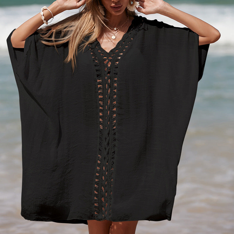 Damer elegant strandponcho med raffinerade virkadetaljer och djup V-urringning Mirla-Eva Jonsson