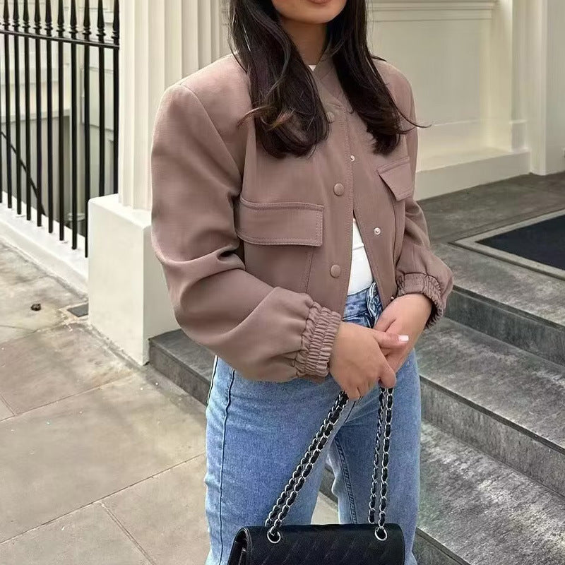 Damer elegant sweatjacka med praktiska fickor och modern hög krage Mirla-Eva Jonsson