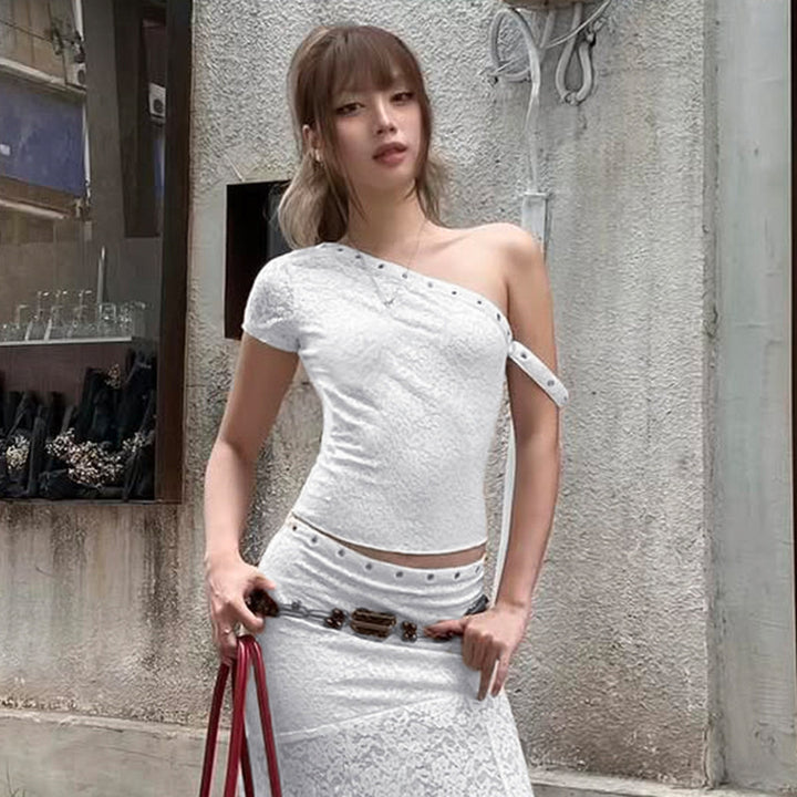 Damer elegant topp av känslig spets med kort ärm och spännande design Mirla-Eva Jonsson