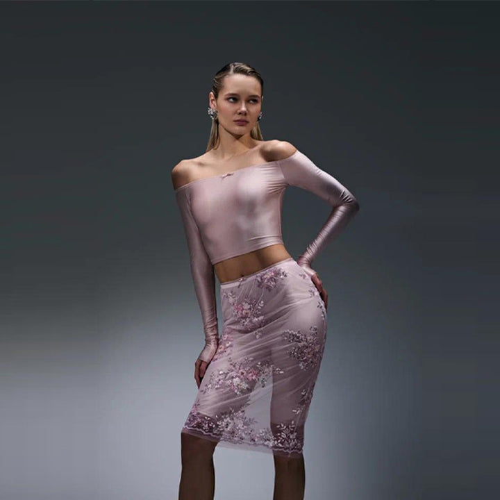 Damer elegant topp med floral spetsbård och kjol-design Mirla-Eva Jonsson