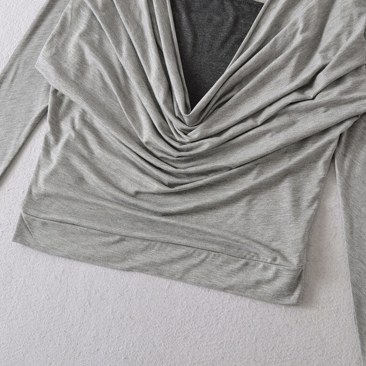 Damer elegant topp med raffinerad drapering och djup V-ringning Mirla-Eva Jonsson