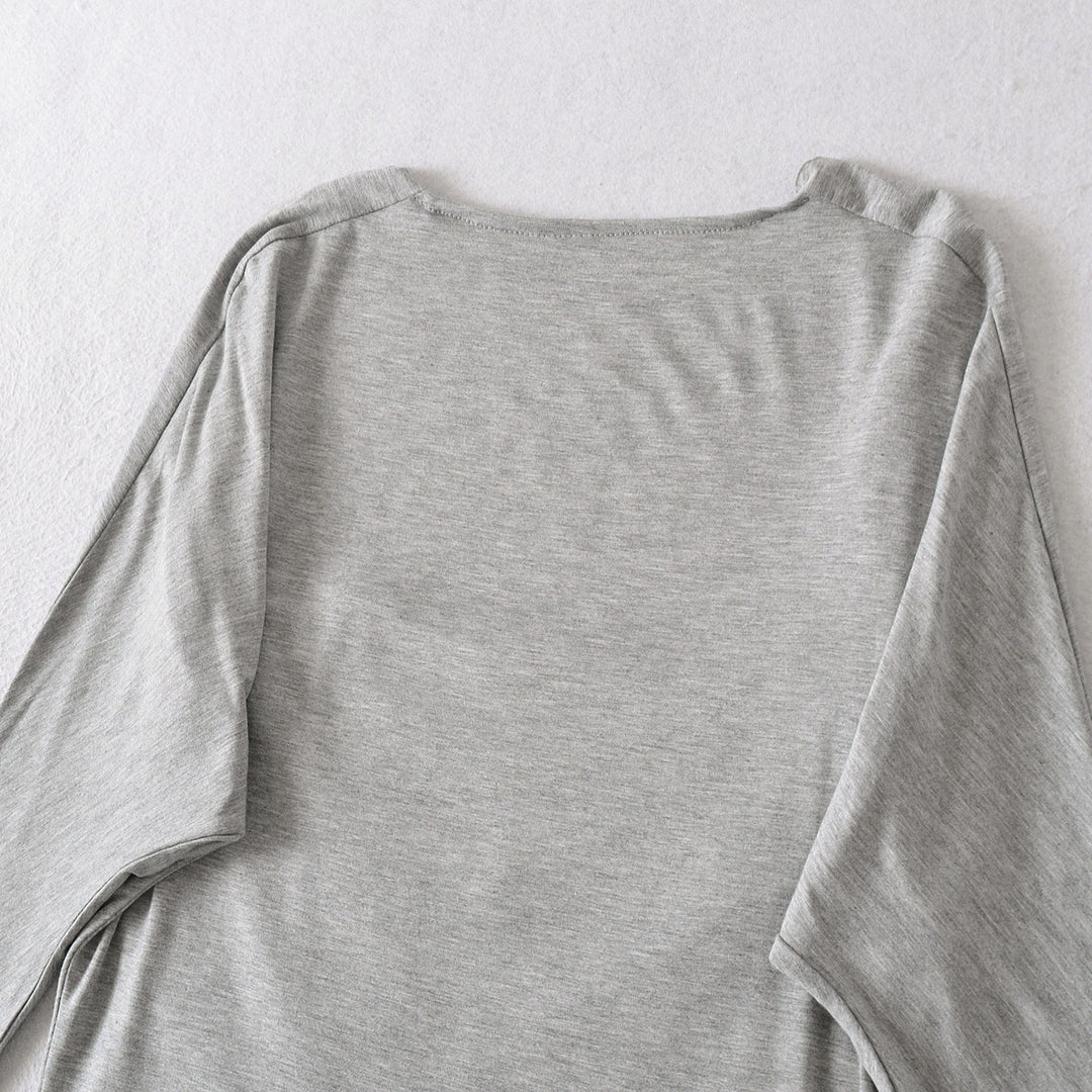 Damer elegant topp med raffinerad drapering och djup V-ringning Mirla-Eva Jonsson