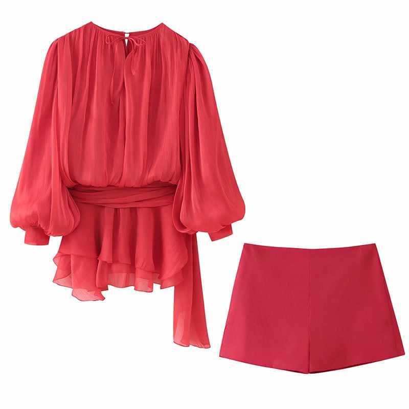Damer elegant topp med voluminösa ärmar och matchande shorts Mirla-Eva Jonsson
