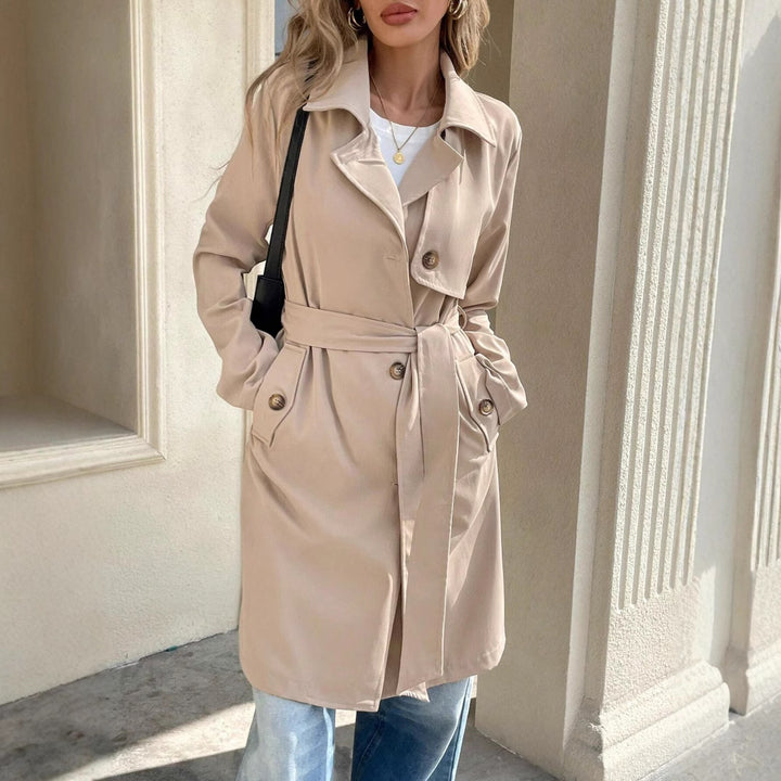 Damer elegant trenchcoat i minimalistisk stil med bälte och praktiska fickor Mirla-Eva Jonsson