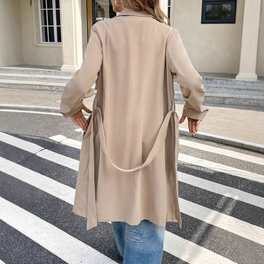 Damer elegant trenchcoat i minimalistisk stil med bälte och praktiska fickor Mirla-Eva Jonsson