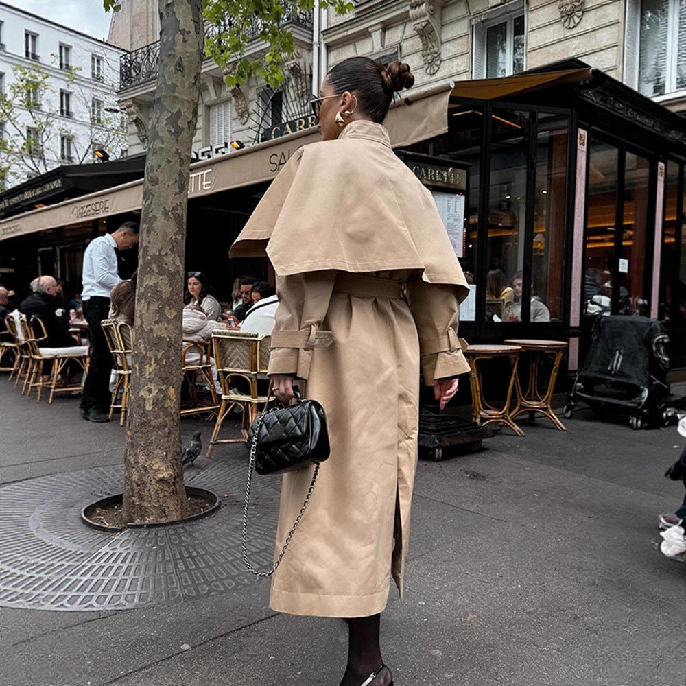 Damer elegant trenchcoat med asymmetrisk cape Mirla-Eva Jonsson