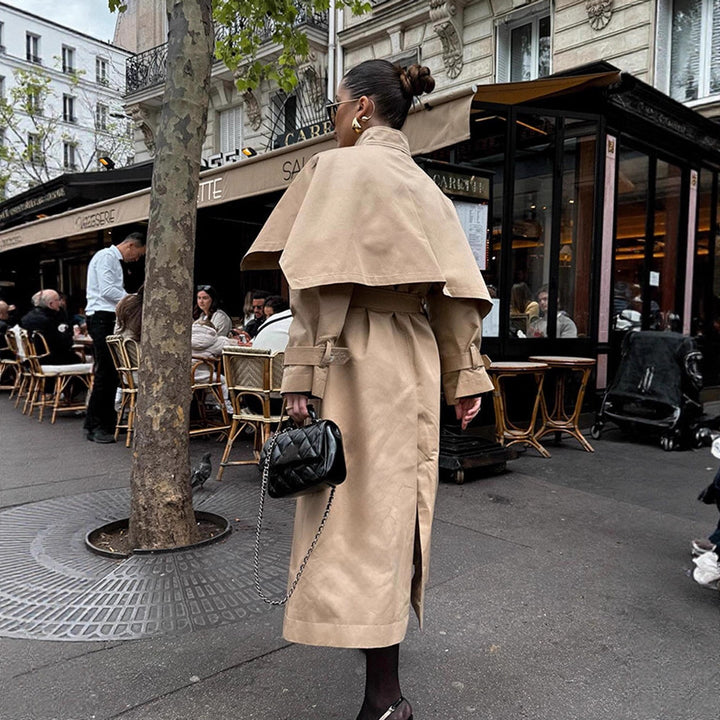 Damer elegant trenchcoat med asymmetrisk cape Mirla-Eva Jonsson