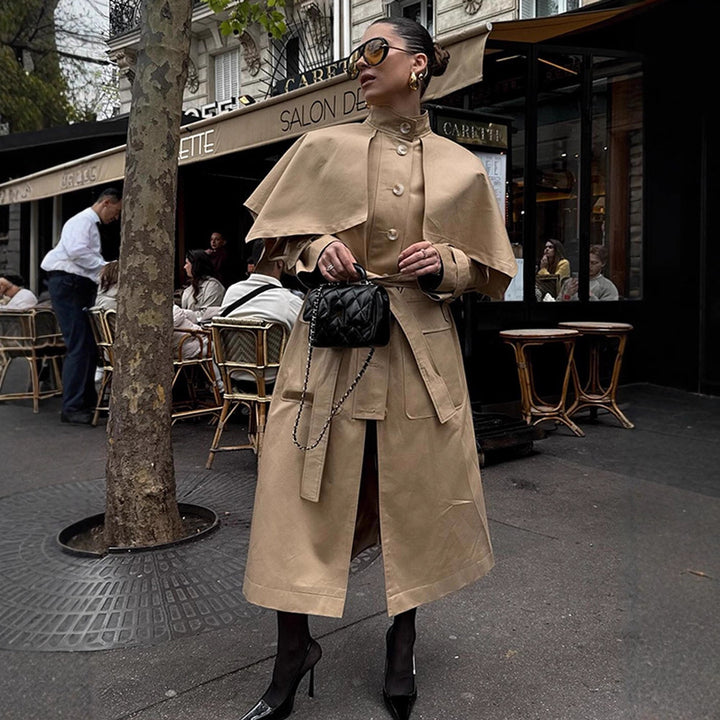 Damer elegant trenchcoat med asymmetrisk cape Mirla-Eva Jonsson