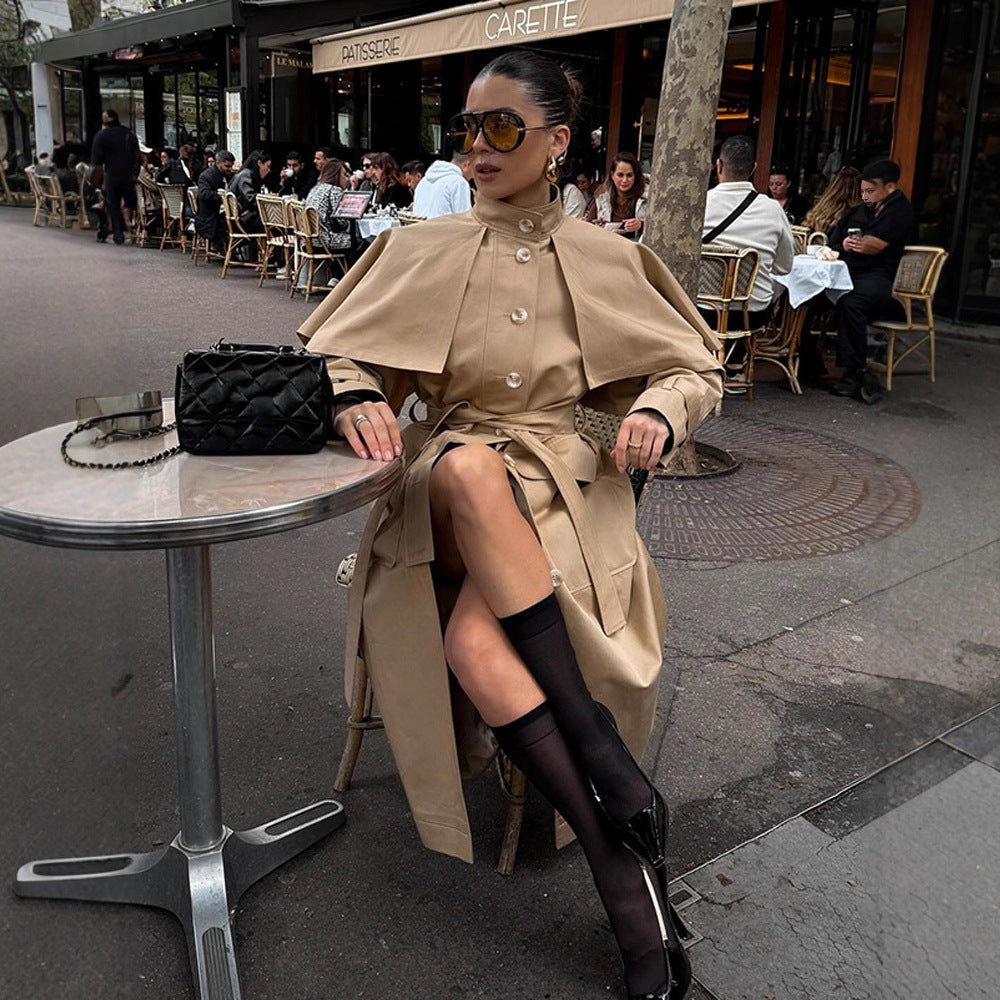 Damer elegant trenchcoat med asymmetrisk cape Mirla-Eva Jonsson