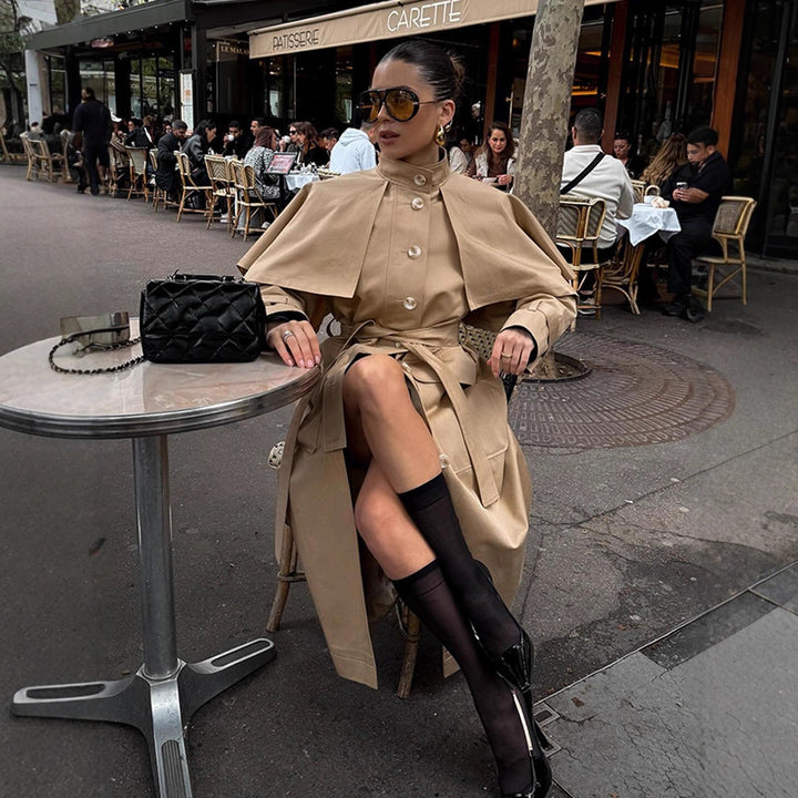 Damer elegant trenchcoat med asymmetrisk cape Mirla-Eva Jonsson