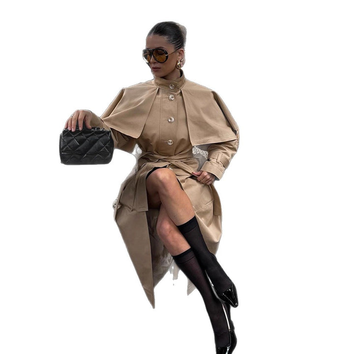 Damer elegant trenchcoat med asymmetrisk cape Mirla-Eva Jonsson