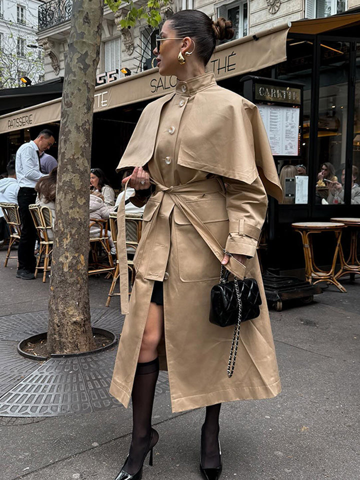 Damer elegant trenchcoat med asymmetrisk cape Mirla-Eva Jonsson