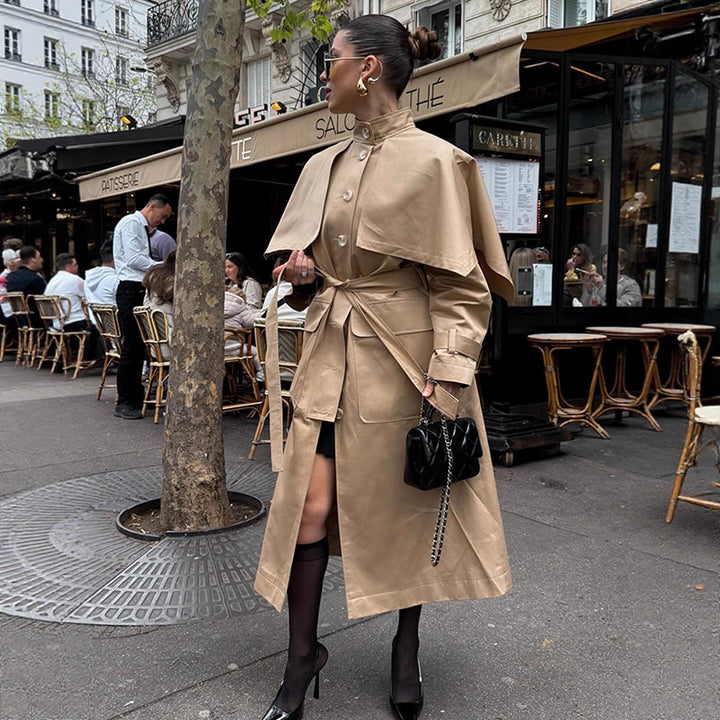 Damer elegant trenchcoat med asymmetrisk cape Mirla-Eva Jonsson