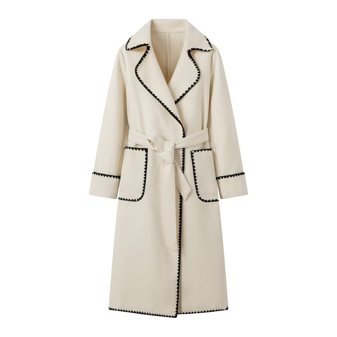 Damer elegant trenchcoat med dekorativ kontrastbort och praktiska fickor Eva Jonsson-Eva Jonsson