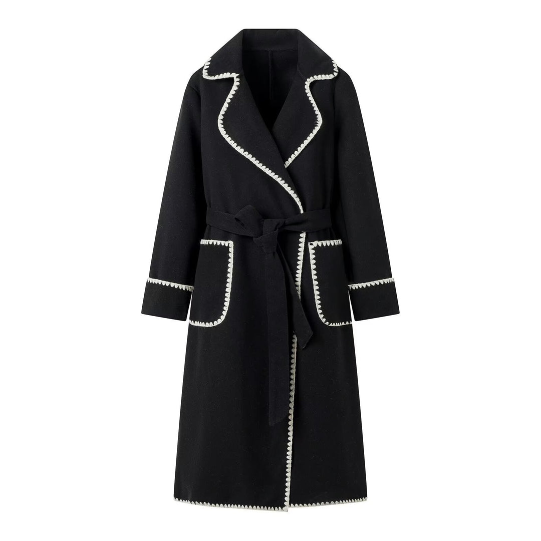 Damer elegant trenchcoat med dekorativ kontrastbort och praktiska fickor Eva Jonsson-Eva Jonsson