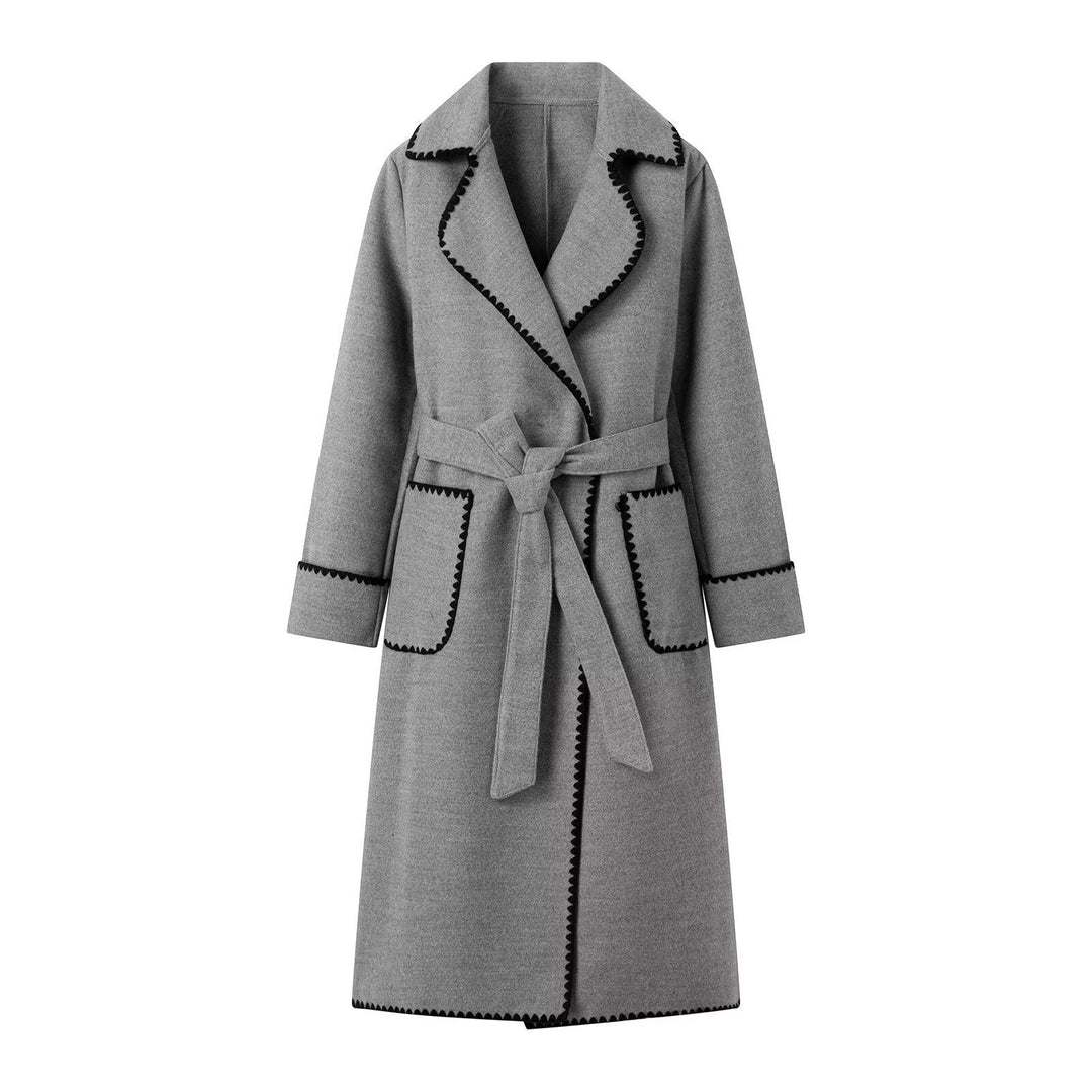 Damer elegant trenchcoat med dekorativ kontrastbort och praktiska fickor Eva Jonsson-Eva Jonsson