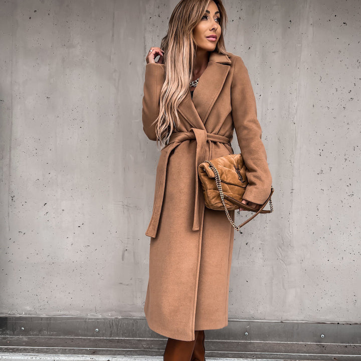 Damer elegant trenchcoat med figursydd passform och praktiska fickor Mirla-Eva Jonsson