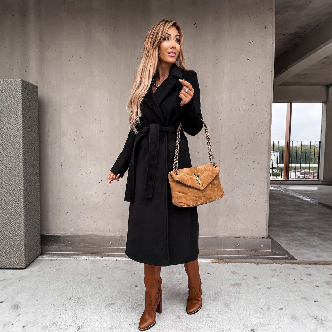 Damer elegant trenchcoat med figursydd passform och praktiska fickor Mirla-Eva Jonsson