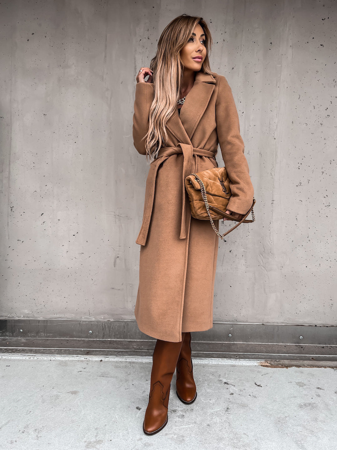 Damer elegant trenchcoat med figursydd passform och praktiska fickor Mirla-Eva Jonsson