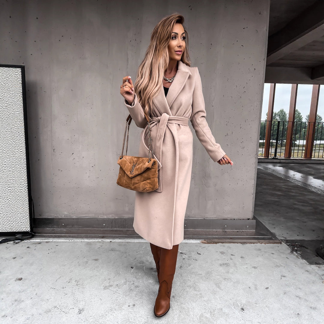 Damer elegant trenchcoat med figursydd passform och praktiska fickor Mirla-Eva Jonsson