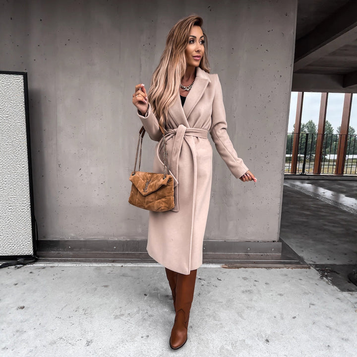 Damer elegant trenchcoat med figursydd passform och praktiska fickor Mirla-Eva Jonsson