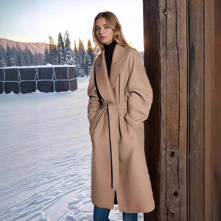Damer elegant trenchcoat med generösa fickor och midjebälte Mirla-Eva Jonsson
