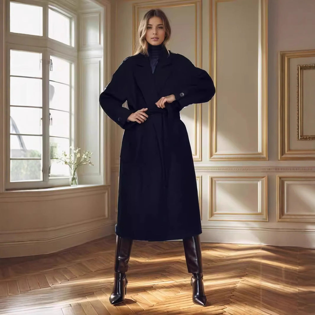 Damer elegant trenchcoat med generösa fickor och midjebälte Mirla-Eva Jonsson