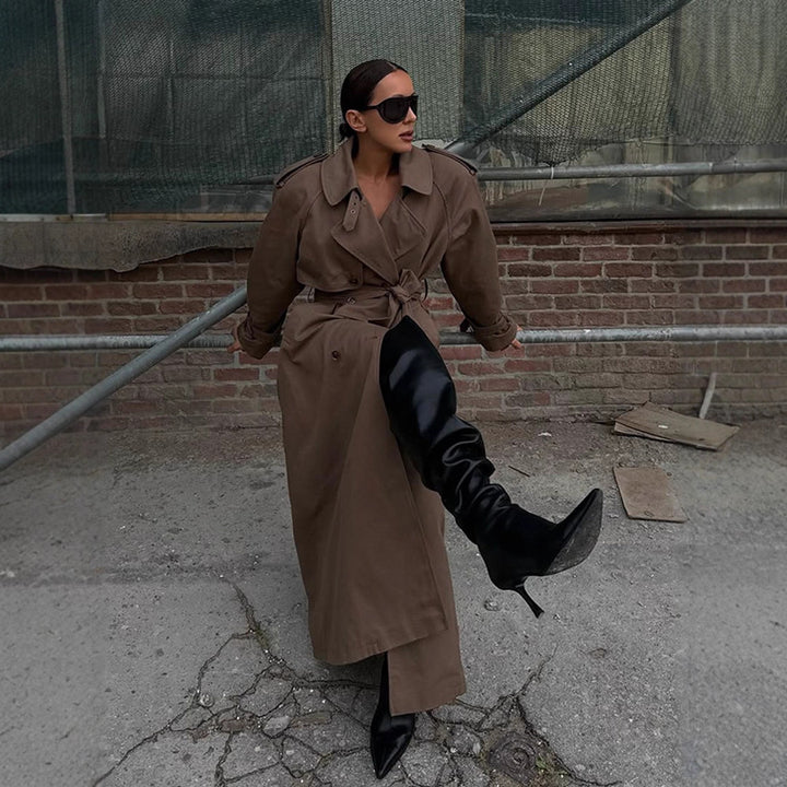 Damer elegant trenchcoat med midjebälte och högt stängt krage Mirla-Eva Jonsson
