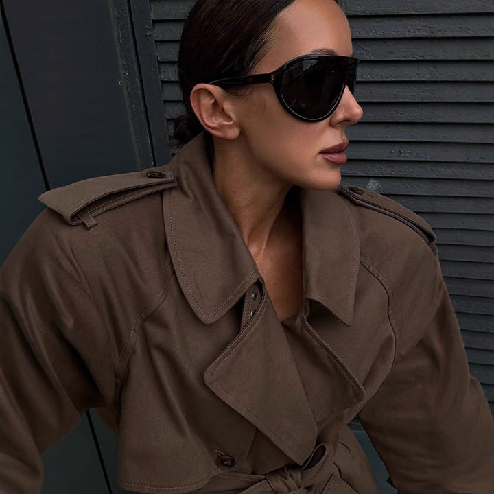 Damer elegant trenchcoat med midjebälte och högt stängt krage Mirla-Eva Jonsson