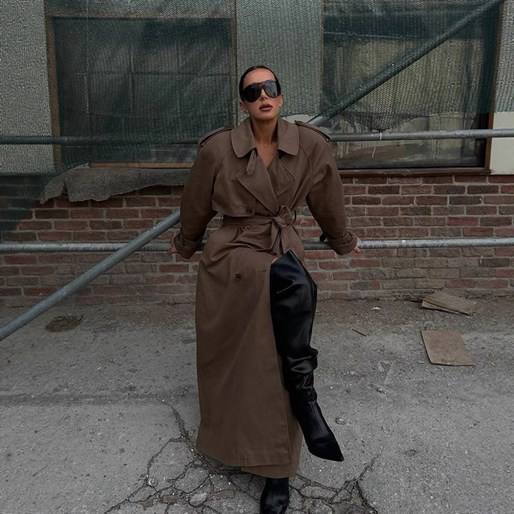 Damer elegant trenchcoat med midjebälte och högt stängt krage Mirla-Eva Jonsson