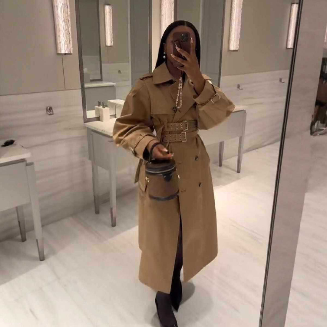 Damer elegant trenchcoat med midjeband och knappräkningsdetaljer Mirla-Eva Jonsson
