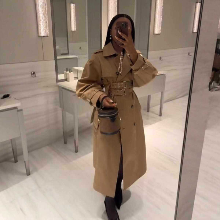 Damer elegant trenchcoat med midjeband och knappräkningsdetaljer Mirla-Eva Jonsson