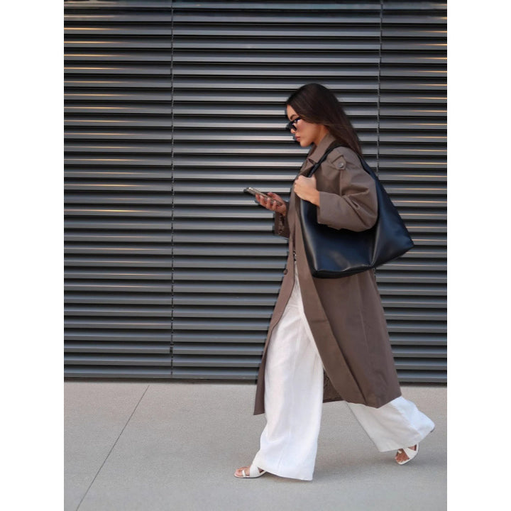 Damer elegant trenchcoat med moderna detaljer och smal silhuett Eva Jonsson-Eva Jonsson