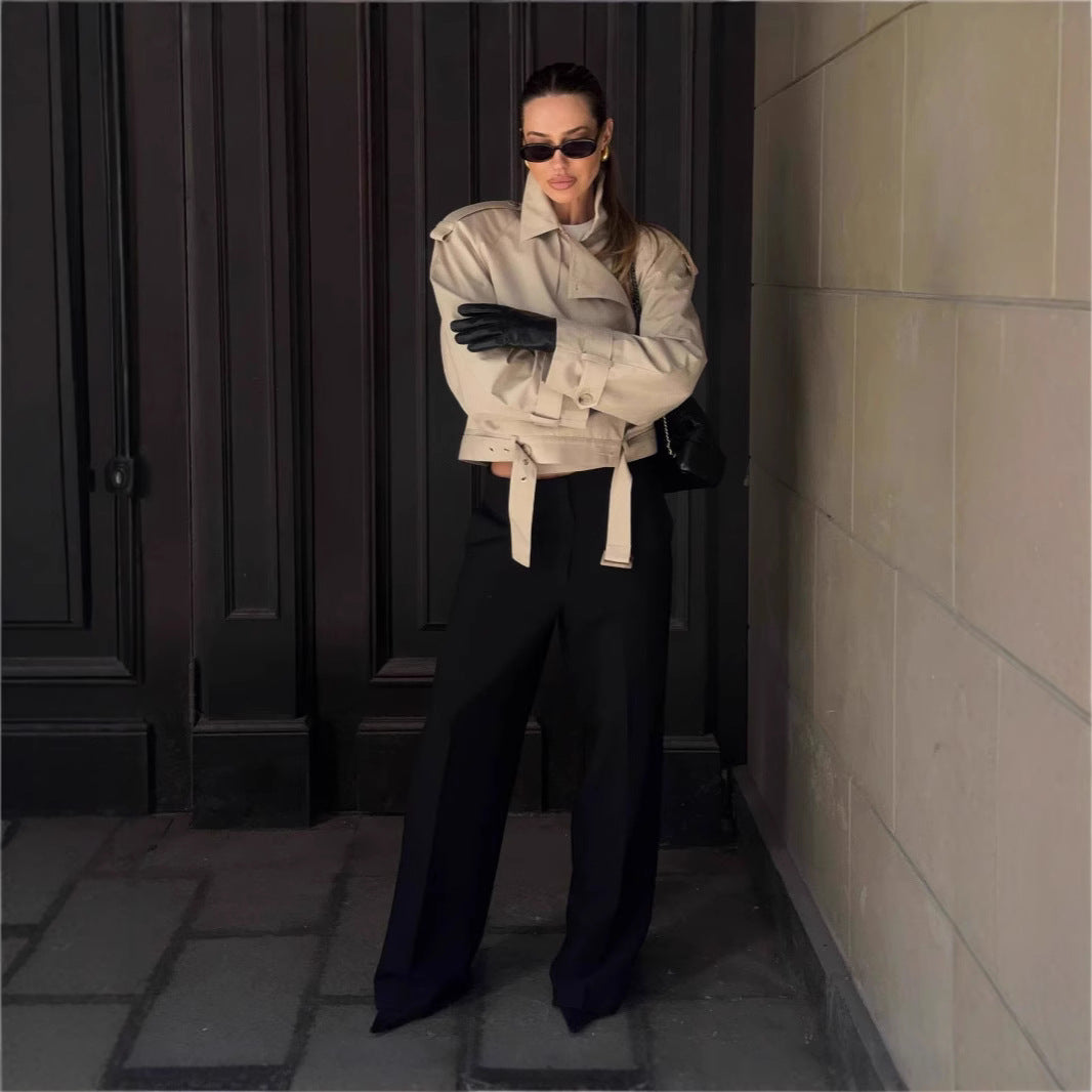 Damer elegant trenchjacka med innovativ klipp och praktiska detaljer Eva Jonsson-Eva Jonsson