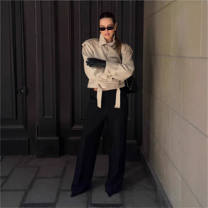 Damer elegant trenchjacka med innovativ klipp och praktiska detaljer Eva Jonsson-Eva Jonsson