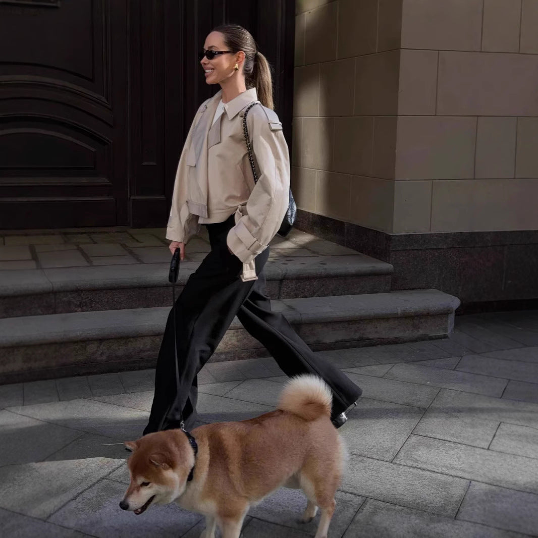 Damer elegant trenchjacka med innovativ klipp och praktiska detaljer Eva Jonsson-Eva Jonsson