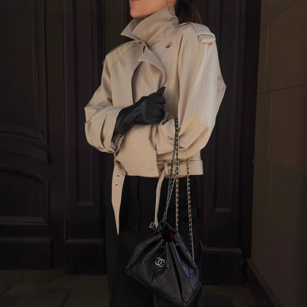 Damer elegant trenchjacka med innovativ klipp och praktiska detaljer Eva Jonsson-Eva Jonsson